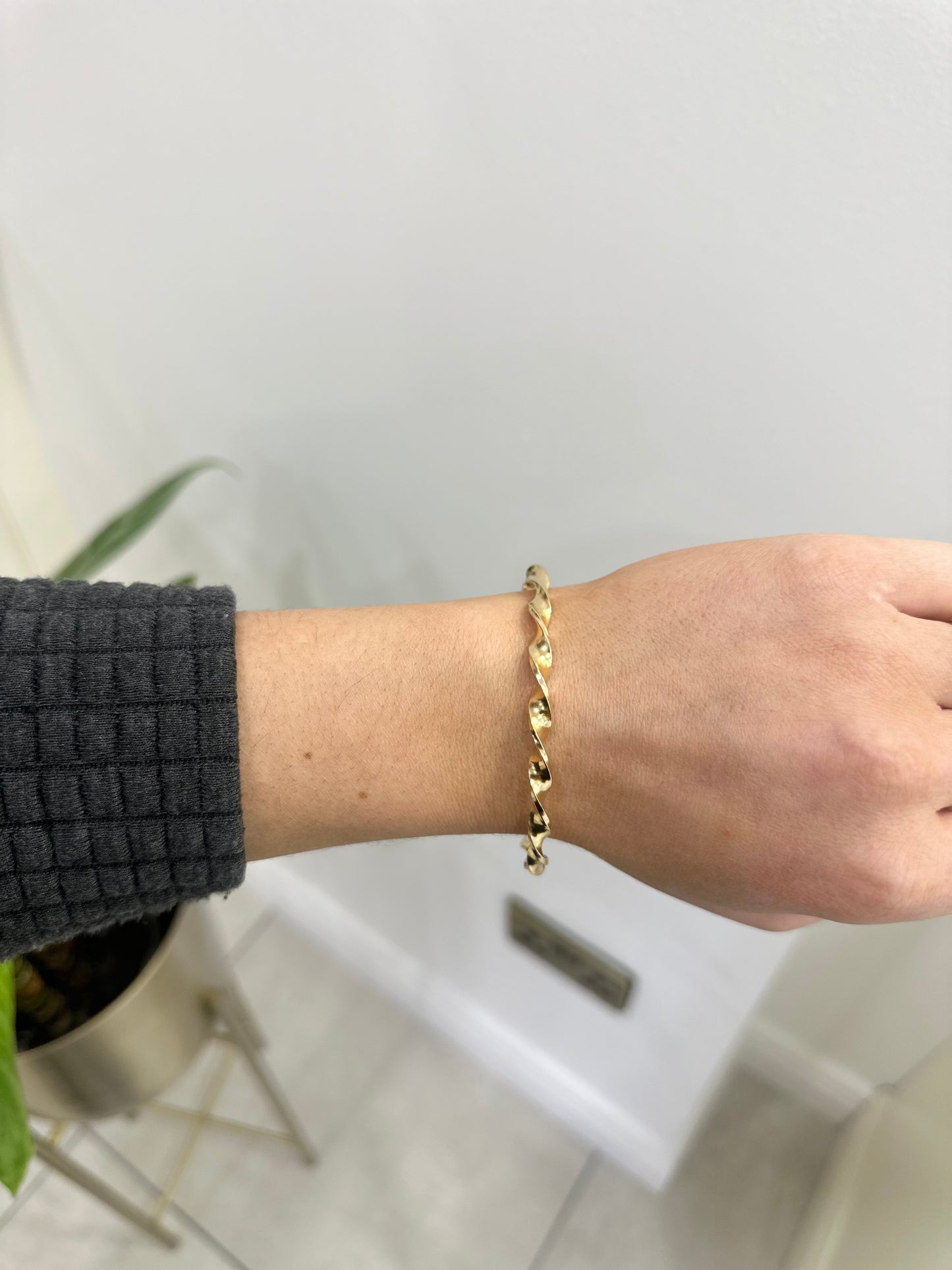 9ct Gold Twist Bangle